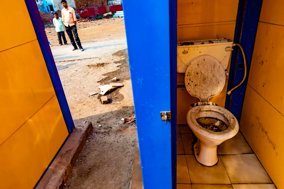 Nha ve sinh thong minh cuu mang nguoi An Do anh 4