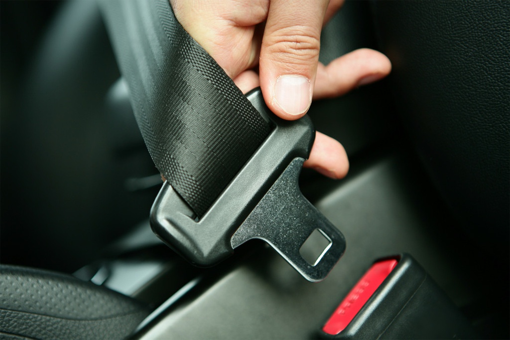 Nhung tinh nang an toan quan trong nhat tren oto hinh anh 1 seatbelts_car_safety_laws.jpg