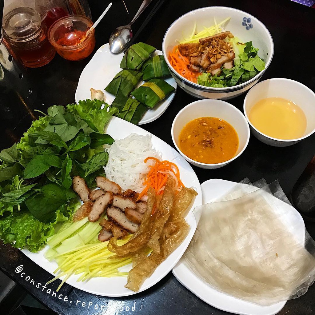 Banh xeo va 5 mon an mien Trung hut khach tai TP.HCM hinh anh 10 3._constance.reportfood.jpg