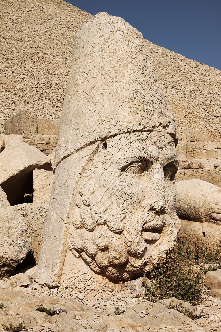 Khu mo co voi nhung tuong da cao gan 10 m o Tho Nhi Ky hinh anh 2 720px_Zeus_Oromasdes_4961550509_.jpg