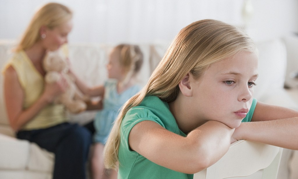 Nhung dua tre 'cuu den' bi cha me hat hui, co don trong chinh nha minh hinh anh 1