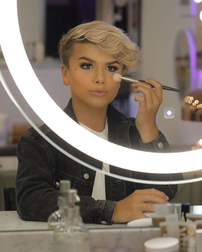 phu thuy trang diem mua nha tau xe anh 6