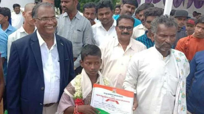 Cau be 12 tuoi dan duong cho xe cap cuu vuot dong nuoc lu hinh anh 1