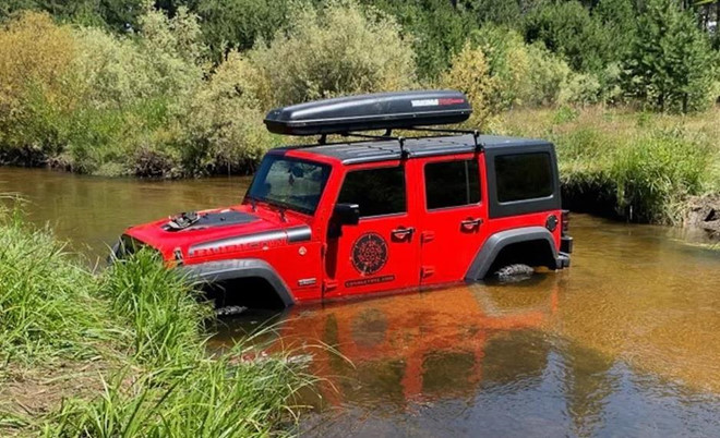 Bi an chiec SUV bi bo quen duoi suoi hinh anh 2