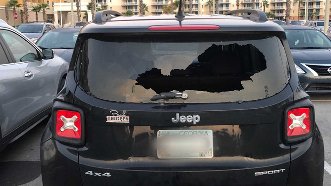 Nguoi dan ong bi bat vi dap pha cua kinh 20 oto hinh anh 6