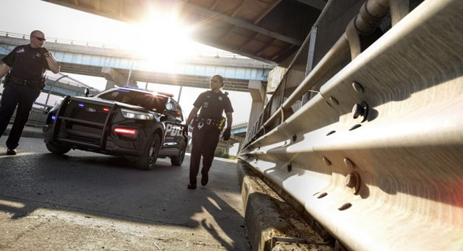 Bi bat vi lai xe say xin, nu tai xe ga tinh de hoi lo canh sat hinh anh 1