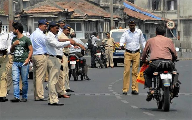 Bi canh sat chan xe hoi giay to, chu xe so hai toi muc dot tu hinh anh 1