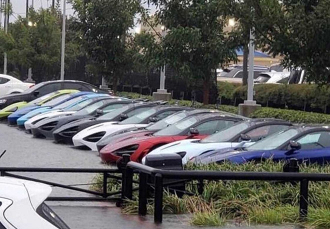 Dan sieu xe McLaren ngap trong nuoc lu hinh anh 1