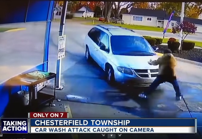 Thanh nien lai oto tong vao ban trai nguoi yeu cu hinh anh 1