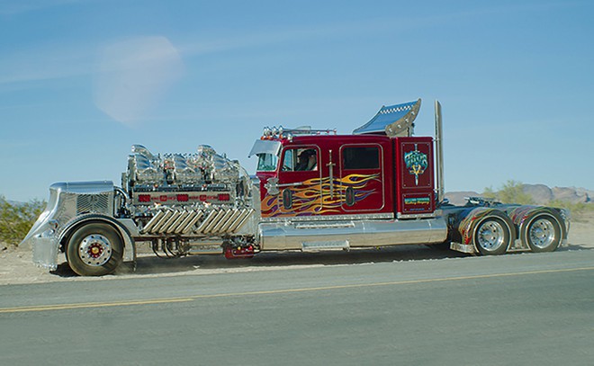 Chi 12 trieu USD mua xe dau keo quai vat, dat gap nhieu lan sieu xe hinh anh 1