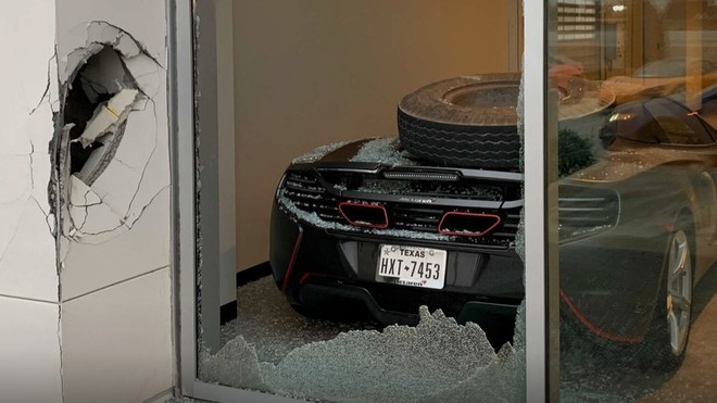 Lop container bay xuyen cua kinh, pha huy sieu xe McLaren hinh anh 1