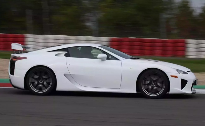 Lexus ban xe khong con san xuat 8 nam, thu ve ca trieu USD hinh anh 2 2010_lexus_lf_a_21_1600x0.jpg