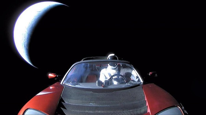 Chiec xe Tesla da bay hon 1,6 ty km trong khong gian hinh anh 4 Tesla_Roadster_Starman.jpg