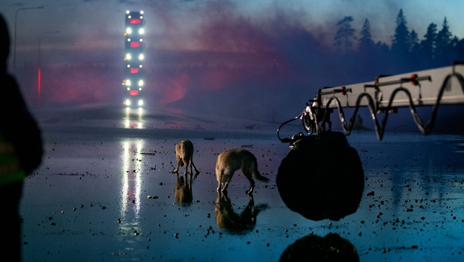 Volvo chong 4 xe tai len nhau chay tren duong hinh anh 5 Volvo_Trucks_launch_film_1.jpg