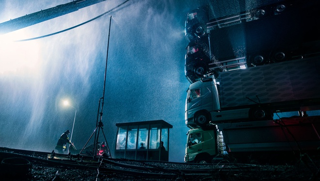 Volvo chong 4 xe tai len nhau chay tren duong hinh anh 4 Volvo_Trucks_launch_film_3.jpg