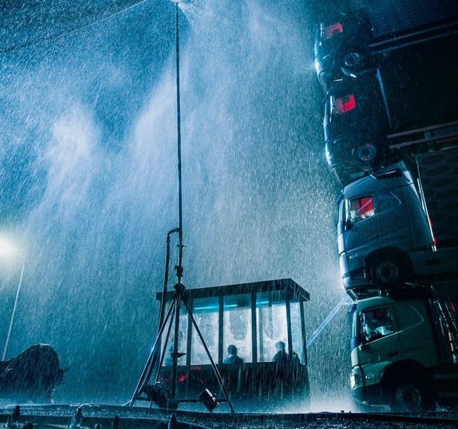 Volvo chong 4 xe tai len nhau chay tren duong hinh anh 6 Volvo_Trucks_launch_film_4.jpg