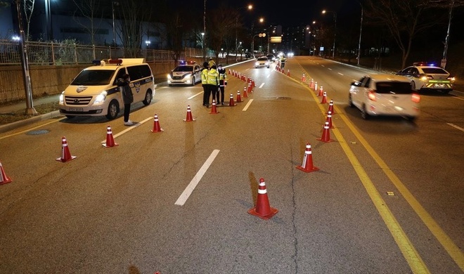 Kiem tra tai xe oto uong ruou bia kieu moi tai Han Quoc hinh anh 1 ETRnebQUYAA8U53.jpeg