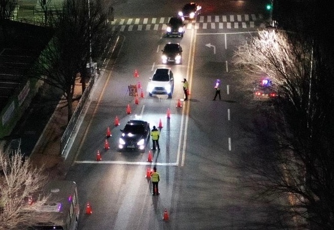 Kiem tra tai xe oto uong ruou bia kieu moi tai Han Quoc hinh anh 2 ETRnf3gU4AAOXBj.jpeg