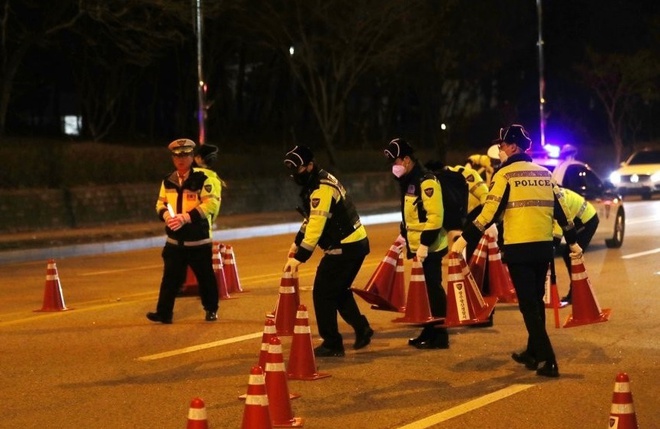 Kiem tra tai xe oto uong ruou bia kieu moi tai Han Quoc hinh anh 3 ETRnfM8VAAALvY1.jpeg