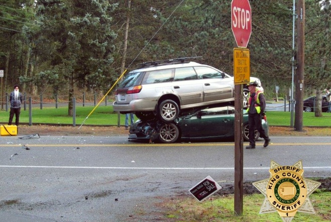 Hai oto xep chong len nhau sau va cham truc dien hinh anh 1 88434847_2848768191872559_9118055294113415168_n_copy.jpg