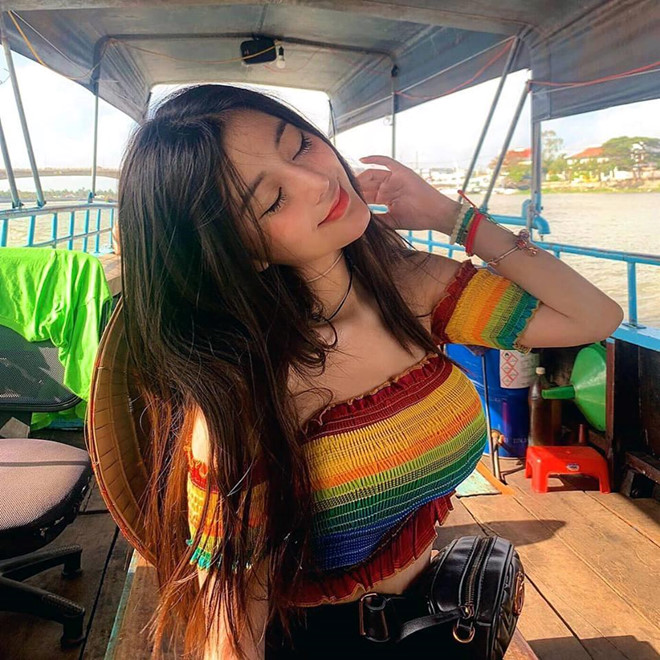 Khong tham gia nghe thuat, bon hot girl 10X van thu hut nho ve sexy hinh anh 12