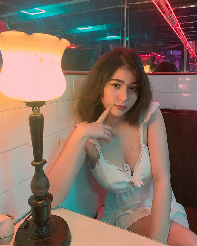 Khong tham gia nghe thuat, bon hot girl 10X van thu hut nho ve sexy hinh anh 6