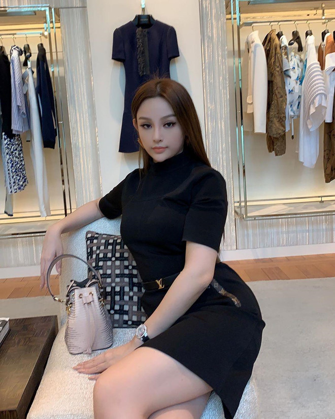 Bon hot girl Viet la me 2 con nhung ngay cang nong bong hinh anh 3