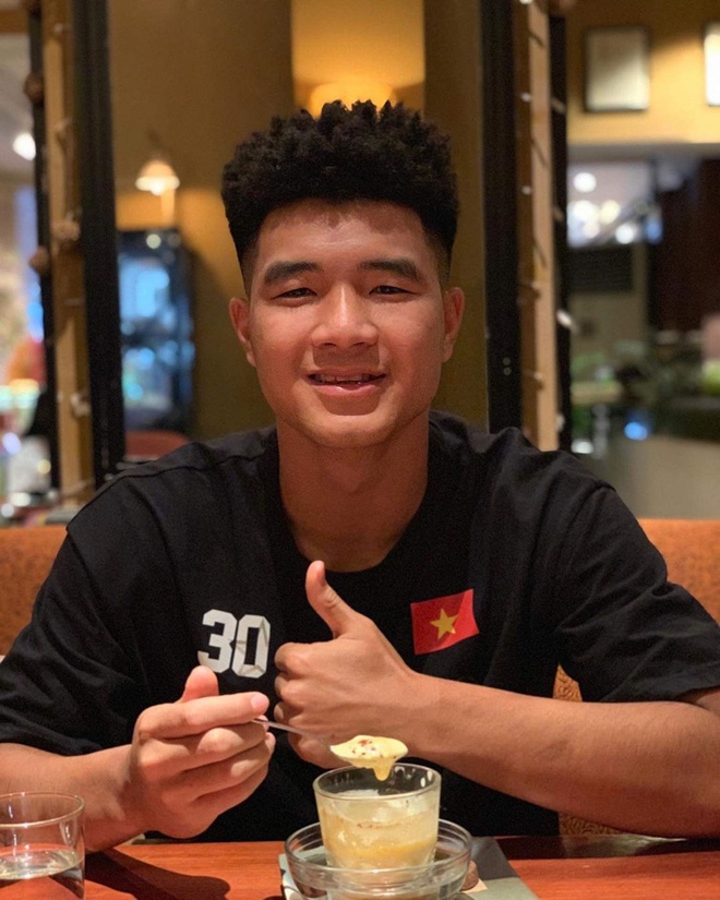 Cau thu Viet mua nha, tau xe sang, xay san bong truoc nam 25 tuoi hinh anh 9