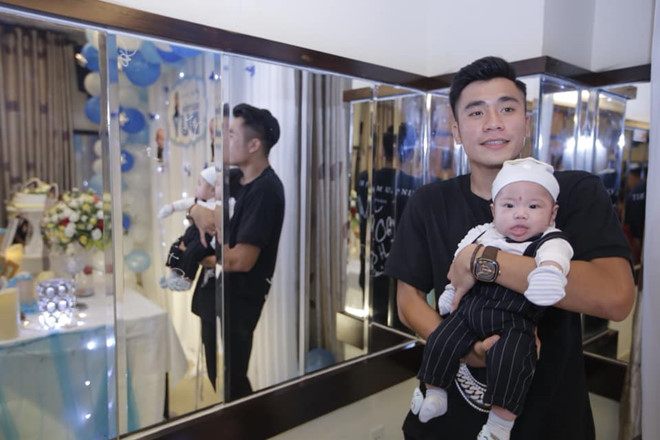 Cau thu Bui Tien Dung lan dau khoe anh con trai dau long hinh anh 1