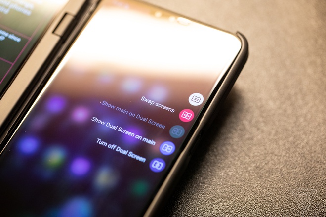 Can canh LG V50 - man hinh kep ban le, co the re hon Galaxy Fold hinh anh 6