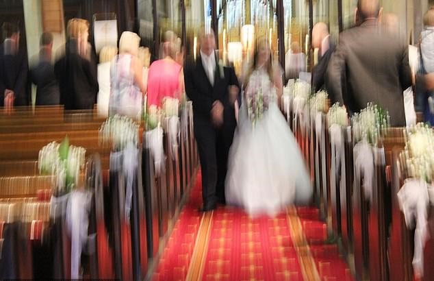 200 cap vo chong kien cong ty nay vi chup anh cuoi qua xau hinh anh 2