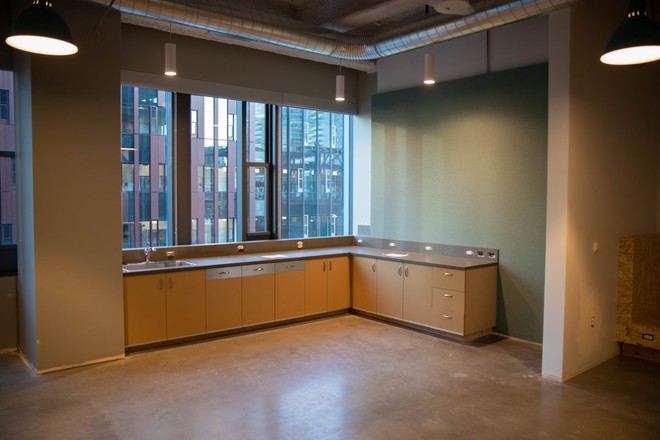 Ben trong khu nha 7 tang cho nguoi vo gia cu o tru so Amazon hinh anh 7