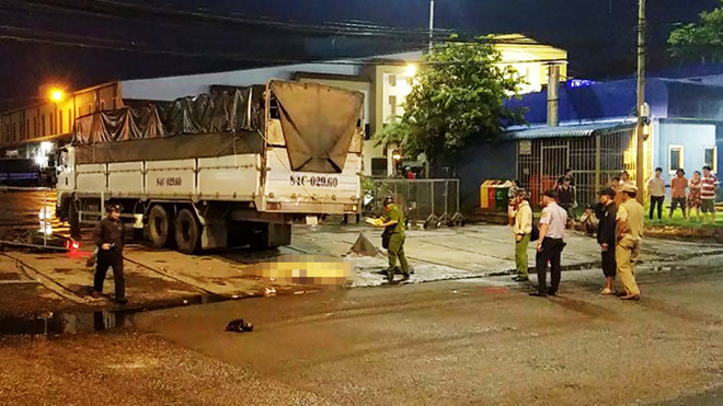 Xe tai can chet nguoi phu nu gan cho dau moi Binh Dien hinh anh 1