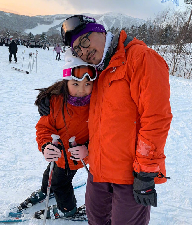 Cuoc song phu day hang hieu cua con gai MC quyen luc Trung Quoc hinh anh 11