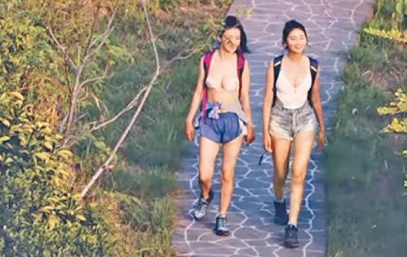 Hai sao nu bi chi trich vi mac trang phuc khong phu hop len song hinh anh 2 tvb4.jpg