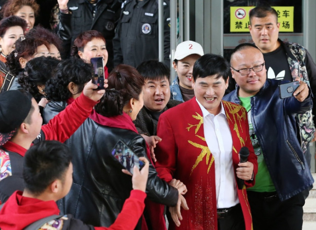 Hien tuong am nhac Trung Quoc bi nguoi dan dap cua bat ra chup anh hinh anh 3 ao2.png