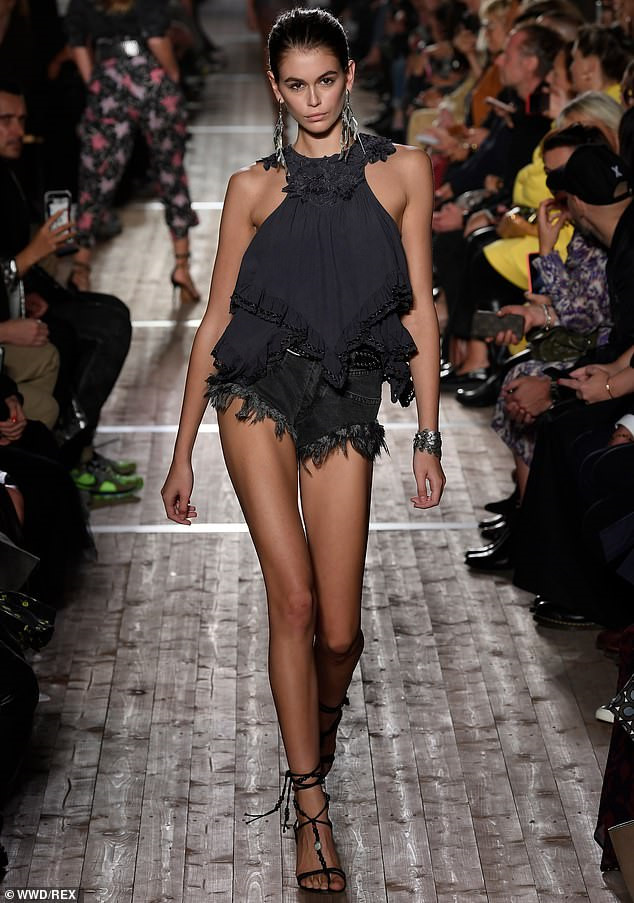 Con gai 10X cua sieu mau Cindy Crawford dien ao tam tren san dien hinh anh 4