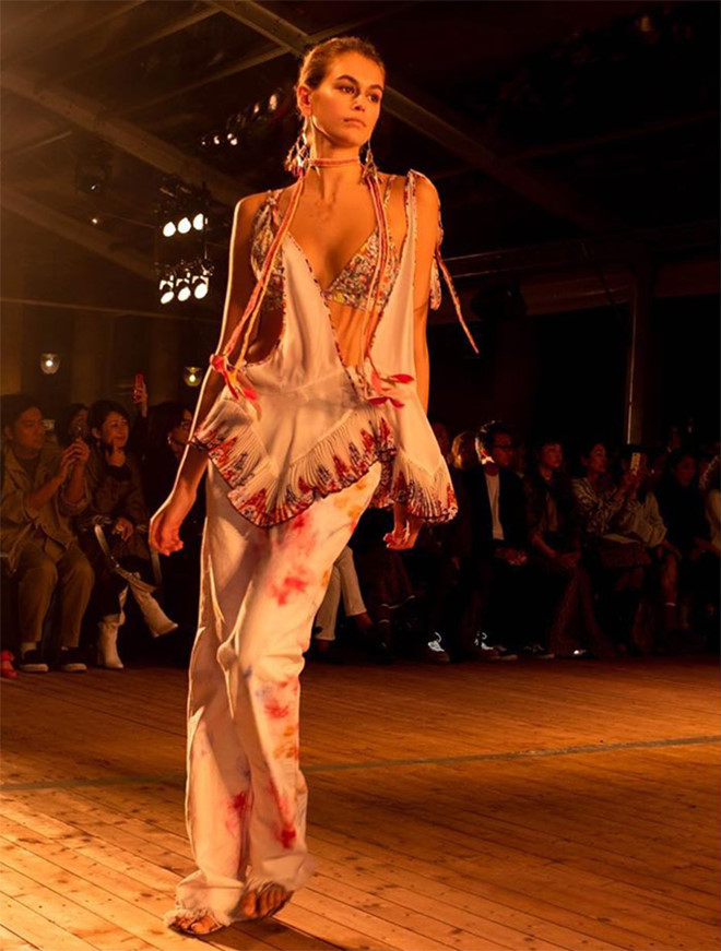 Con gai 10X cua sieu mau Cindy Crawford dien ao tam tren san dien hinh anh 3