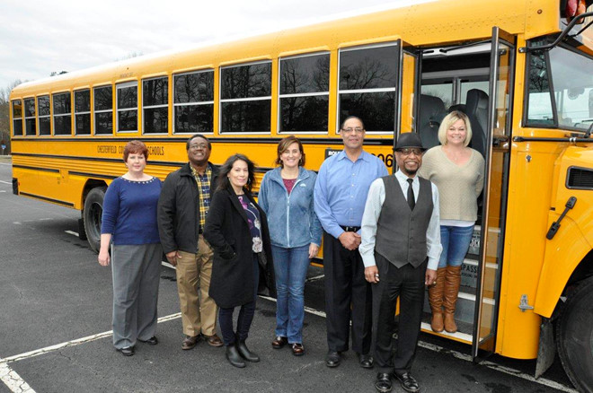 Phat tu tai xe buyt truong hoc vi bo quen hoc sinh tren xe hinh anh 1