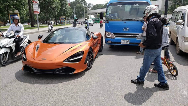 Sieu xe McLaren 720S va cham voi xe buyt, hong xe mop meo hinh anh 1