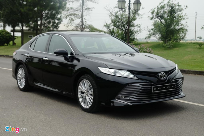 Ban 'bia kem lac', Toyota Camry 2019 chenh gia 50-100 trieu dong hinh anh 1