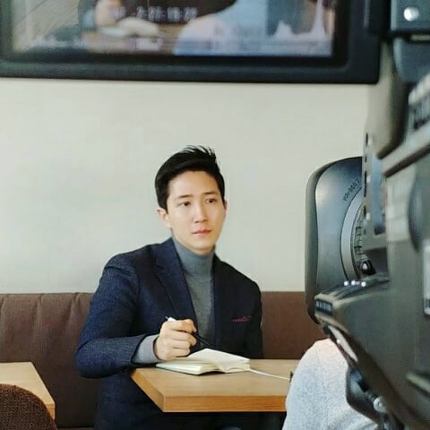 Nam phong vien Han tang follow nhanh chong, fan Viet vao khen dep trai hinh anh 5