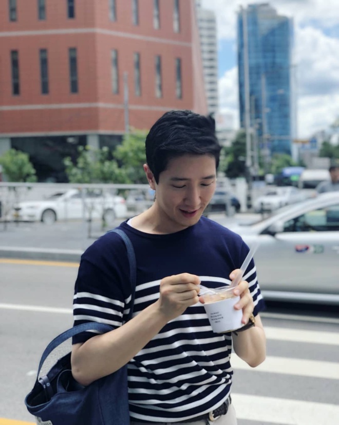 Nam phong vien Han tang follow nhanh chong, fan Viet vao khen dep trai hinh anh 6