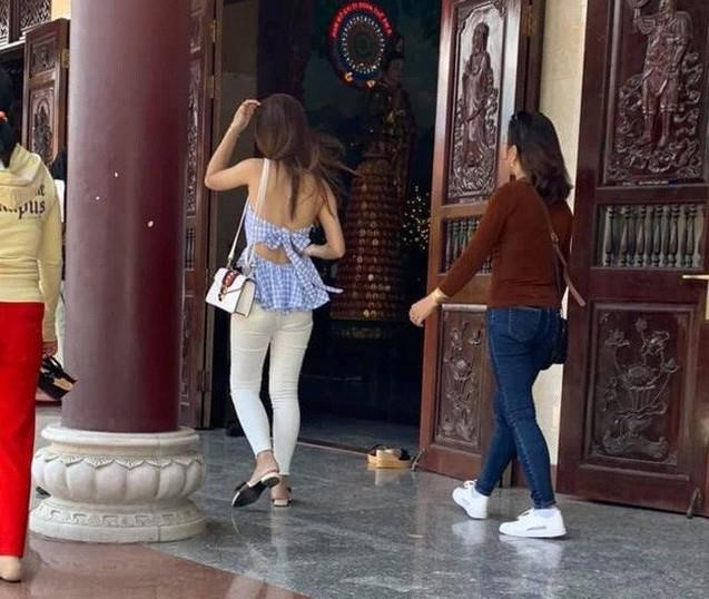 Co gai bi 'nem da' vi mac vay ngan di chua: 'Minh chi chup o ngoai' hinh anh 4