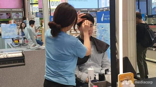 Nam gioi Han Quoc trang diem khi di lam, ngay cang 'nu tinh' hinh anh 2