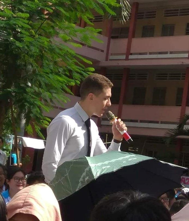 Thay giao 'soai Tay' duoc hoi chi em tim kiem sau anh chup len hinh anh 2