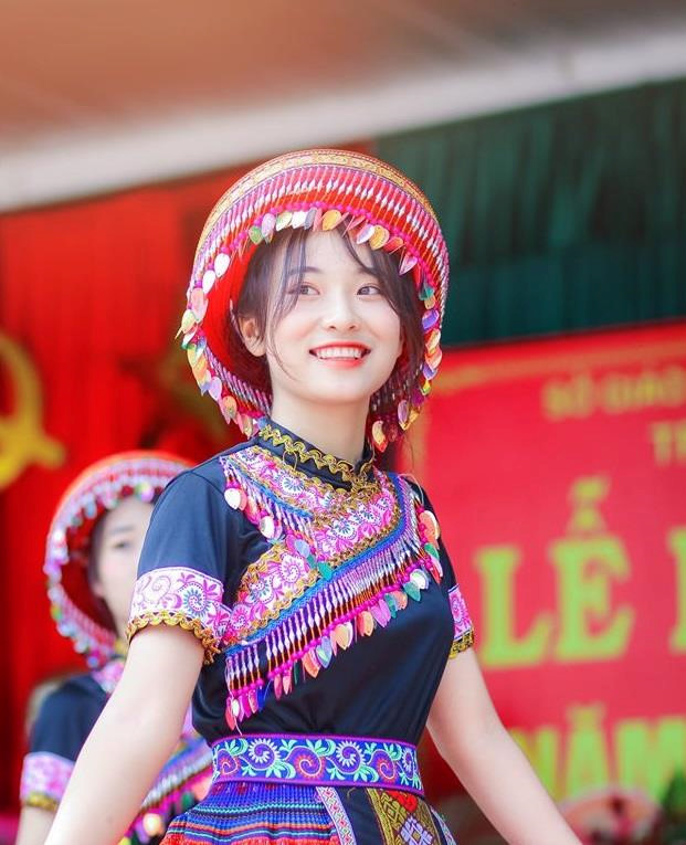 Nu sinh Thai Nguyen bong noi tren mang sau bai mua o le khai giang hinh anh 1