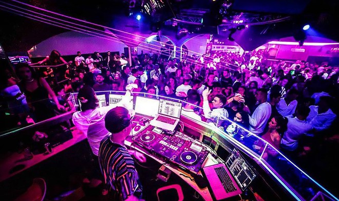 Co gai Phap bat ngo sinh con khi dang di bar hinh anh 1