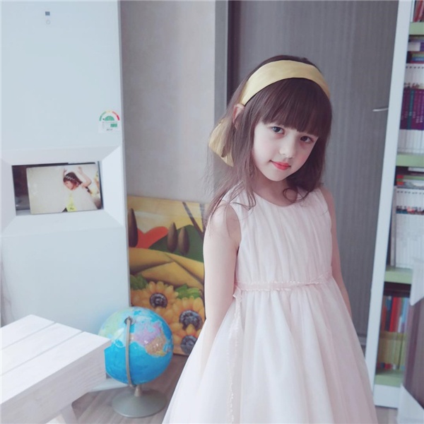 Be gai 10 tuoi duoc menh danh 'thien than quang cao' tai Han Quoc hinh anh 2 20170123-023018-1-13_600x600.jpg