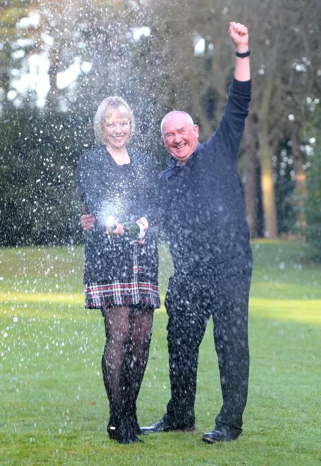 Vua trung so trieu USD, cap vo chong duoc tin con trai khoi ung thu hinh anh 1 ea3669124badb2f3ebbc.jpg